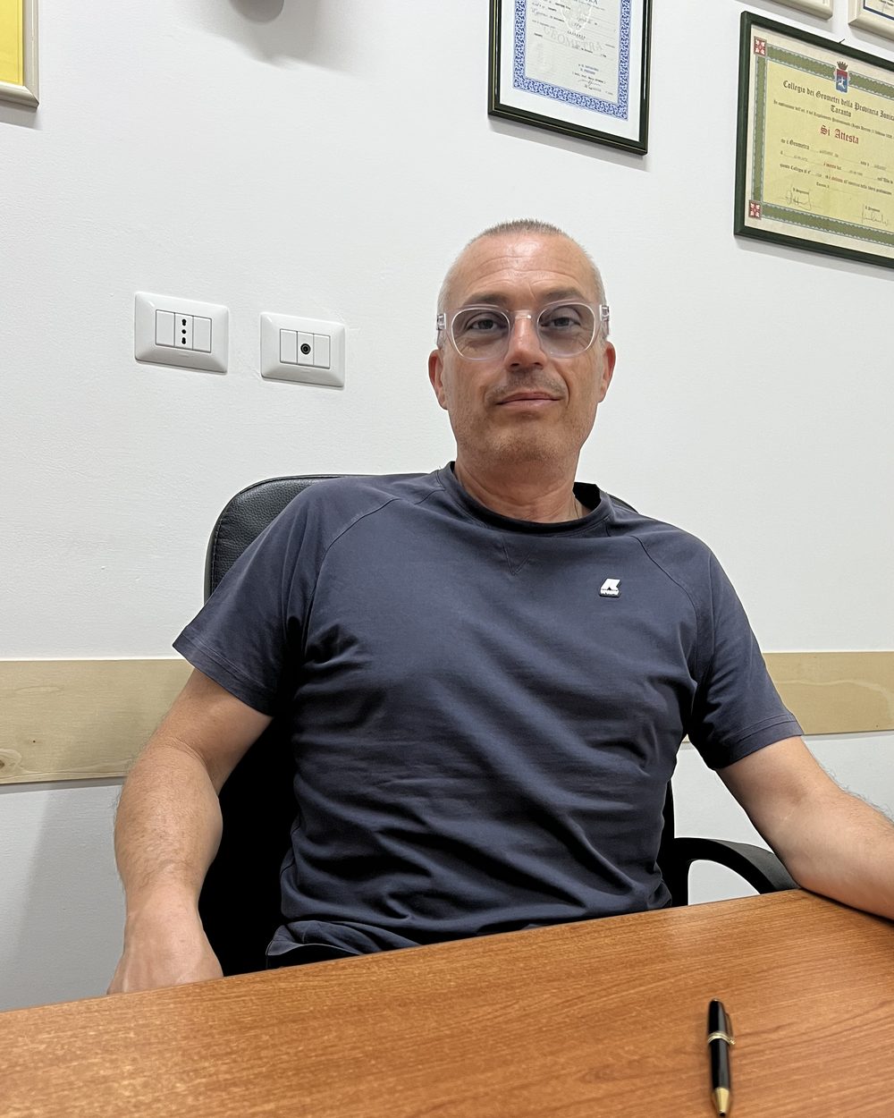 Il geometra Vito Gasparre nel suo studio a Massafra