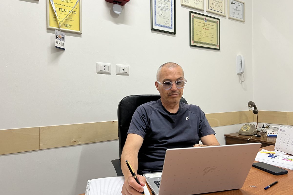 Il geometra Vito Gasparre firma i documenti di una pratica
