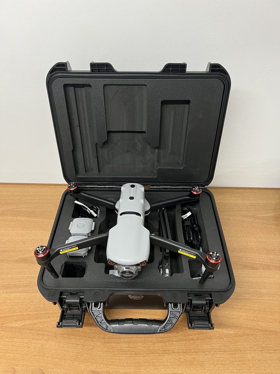Il drone dello studio nella sua valigia, con le eliche aperte